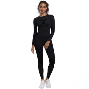 Détail d'un ensemble de compression noir sans couture montrant la texture en maille élastique