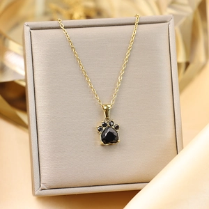 Détail d'un pendentif patte plaqué or 18K avec zircon cœur noir en boîte cadeau