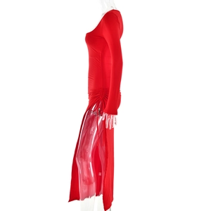 Vue latérale d'une robe rouge à col carré avec fente latérale et détails froncés