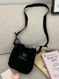 Mini sac seau minimaliste en velours côtelé noir avec bandoulière réglable et patch