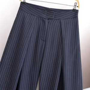 Pantalon de costume bleu marine à taille haute et rayures verticales sur cintre
