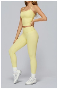 Gros plan sur un ensemble de yoga jaune pâle avec débardeur et legging taille haute