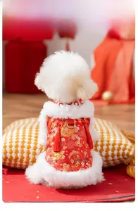 Détail d'un costume Tang rouge pour animaux avec broderie dorée, fourrure et glands rouges