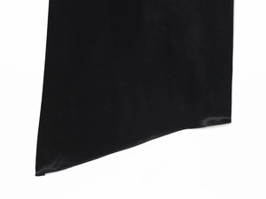 Gros plan détaillé du tissu en satin noir avec ourlet fin et design de coupe irrégulier