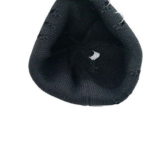 Vue détaillée de l'intérieur du bonnet en acrylique montrant l'étiquette et la texture