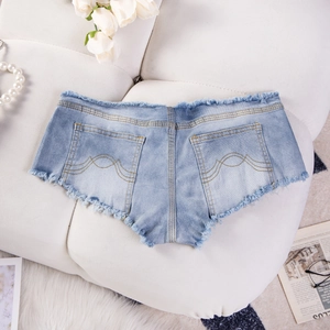 Detailaufnahme der ausgefransten Kanten und orangefarbenen Nähte der Jeans-Shorts