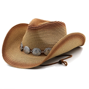 Detail eines Stroh-Cowboyhuts mit verzierten Metallelementen und verstellbarem Kinnriemen