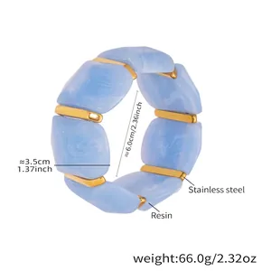 Bracciale largo elastico in resina blu cielo effetto marmo con dettagli in acciaio dorato
