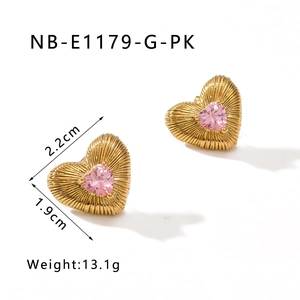 Detail of gold heart earrings with pink zircon and dimensions of 2.2cm x 1.9cm