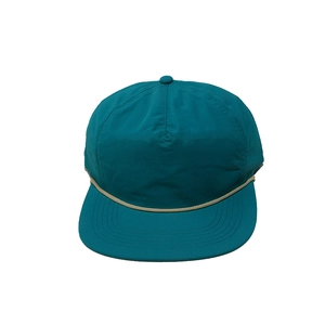 Détail de casquette 5 panneaux bleu sarcelle avec corde beige et visière plate