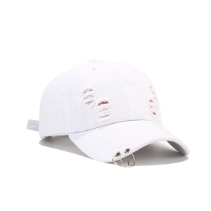 Weiße Baseballkappe im Distressed-Stil mit Rissen und silbernen Metallringen für Damen