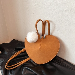 Herzförmige Umhängetasche Matte PU-Leder Schultertasche Mit Weißem Pompon-Anhänger Für Damen Schicke Trendige Reißverschlusstasche
