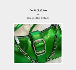 Dettaglio della borsa metallica verde smeraldo con catena d'argento e cuciture