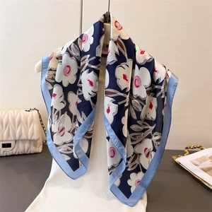 Seidiges quadratisches Halstuch mit Blumenmuster in Marineblau und Weiß für Damen