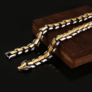 Détail du collier chaîne dragon viking bicolore or et argent au fini poli brillant