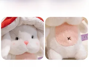 Détail d'une peluche lapin avec chapeau champignon rouge et broderie ventre rose
