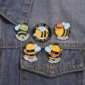 Lot de 5 broches en émail en forme d'abeilles avec des jeux de mots sur denim