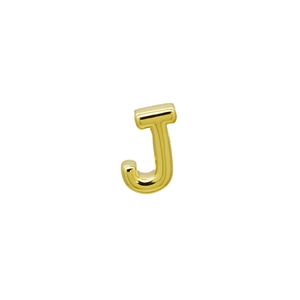 Dettaglio del ciondolo lettera J placcato oro 18k con finitura lucida su sfondo bianco