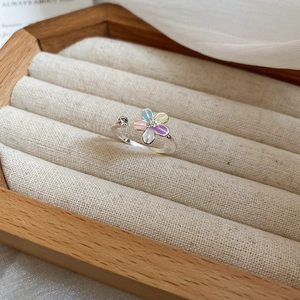 Macro d'une bague fleur en émail coloré avec incrustations de zircons et anneau ouvert