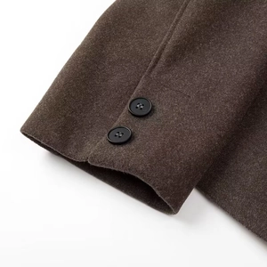 Veste courte en laine pour femme marron foncé avec détails aux poignets boutonnés