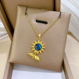 Gros plan détaillé du pendentif tournesol dans un coffret cadeau de luxe