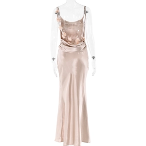 Détail de la robe en satin rose avec fleur en relief et bretelles dos nu élégantes
