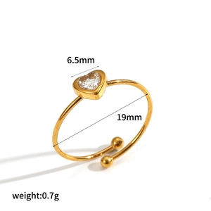 Dettaglio dell'anello a cuore dorato con misure di 6,5 mm di larghezza e 19 mm di diametro