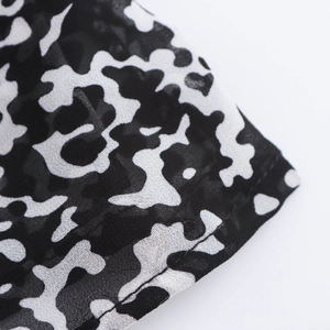 Set in chiffon floreale con maniche a lanterna e motivi animali astratti neri e bianchi
