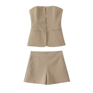 Zweiteiliges Set für Damen mit braunem Karo-Bandeau-Top und Shorts in flacher Ansicht