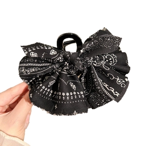 Elegante molletta per capelli a fiocco con stampa paisley in acrilico nero e bianco
