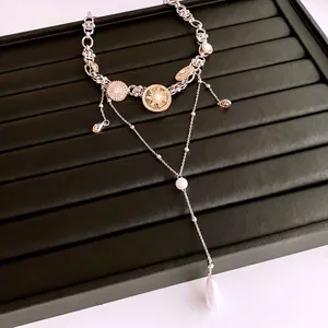 Luxuriöse Strass-Sonnenanhänger-Halskette mit Perlen und Glasfransen auf schwarzem Display