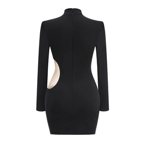 Détail de la découpe à la taille et du zip invisible au dos d'une mini robe noire