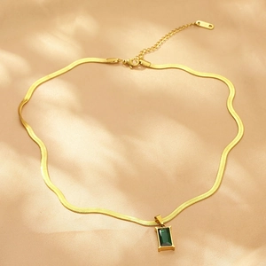 Collana a catena serpente dorata con ciondolo rettangolare verde smeraldo da donna