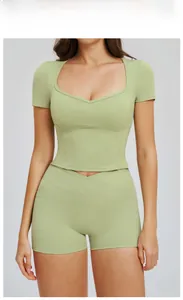 Détail de l'ensemble de yoga vert sauge avec legging taille haute et haut de sport