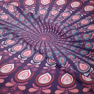 Vue détaillée d'une tapisserie mandala violette bohème avec motifs paisley complexes