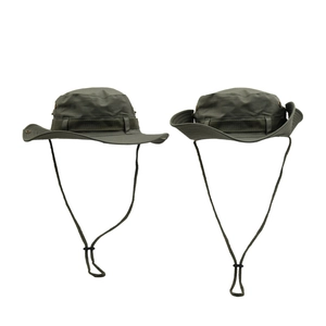 Détail du chapeau boonie vert armée avec boutons-pression et évents de ventilation