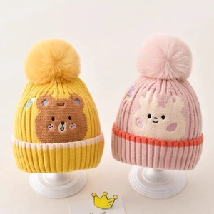 Süße Baby-Strickmützen im Bären- und Hasen-Design mit flauschigen Bommeln für den Winter