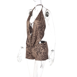 Détail d'un combishort léopard marron sexy avec col licou et décolleté en V profond sur mannequin