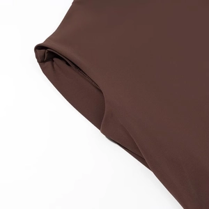 Robe sans manches marron foncé avec texture de tissu lisse de qualité et coutures fines