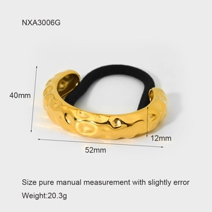 Dettaglio dell'elastico per capelli in metallo dorato martellato da 52mm x 40mm