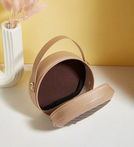 Détail du sac à main en cuir kaki avec fermeture éclair dorée et espace intérieur