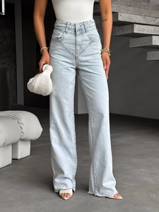 Jean évasé taille haute bleu clair avec ceinture en V unique et finition denim délavé