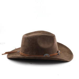 Détail du chapeau de cowboy en daim marron avec conchos argentés et ornements à franges