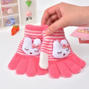 Gants en maille rayés rose et blanc pour enfants avec un mignon lapin en peluche et nœud