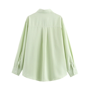 Vue arrière détaillée d'une chemise à manches longues rayée verte et blanche ample