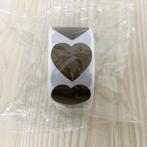 Rol hartvormige roségouden krasstickers in een beschermende plastic verpakkingstas