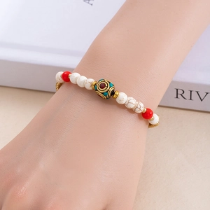 Gros plan d'un bracelet de style bohème avec perles turquoise et cloches