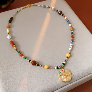 Collier vintage doré avec pendentif céleste, perles colorées et strass incrustés