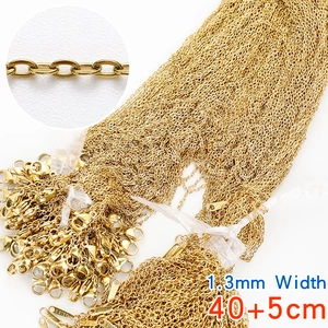 Dettaglio di catena in acciaio inossidabile dorato da 1,3 mm con chiusura a moschettone