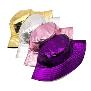 Bobs métalliques brillants en or, argent, rose et violet avec des détails de surpiqûres